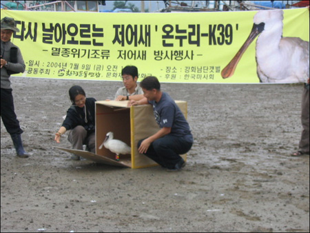 상자가 열리는 순간 두리의 모습 